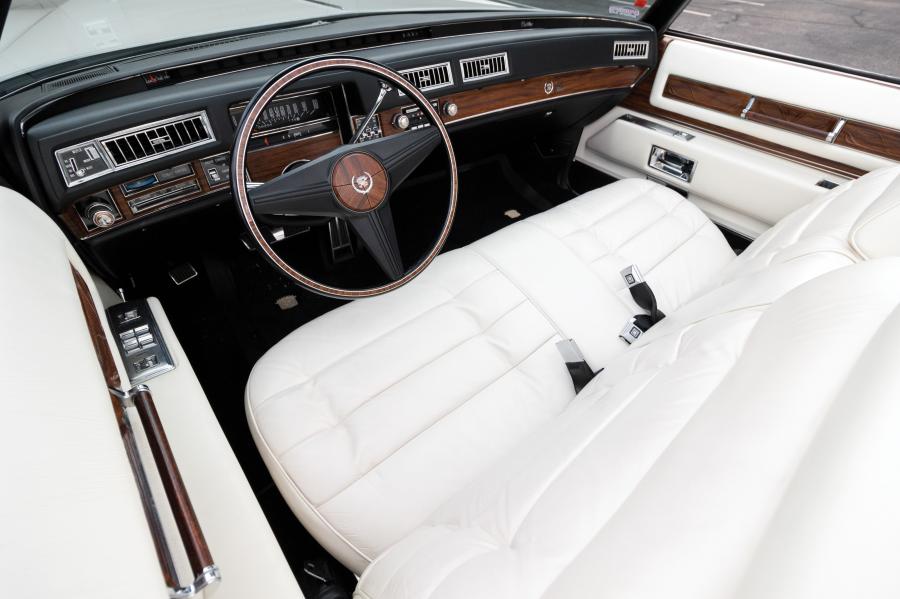 Интерьер Cadillac Fleetwood Eldorado Convertible (L67) 1976 года  (фото 5 из 40)